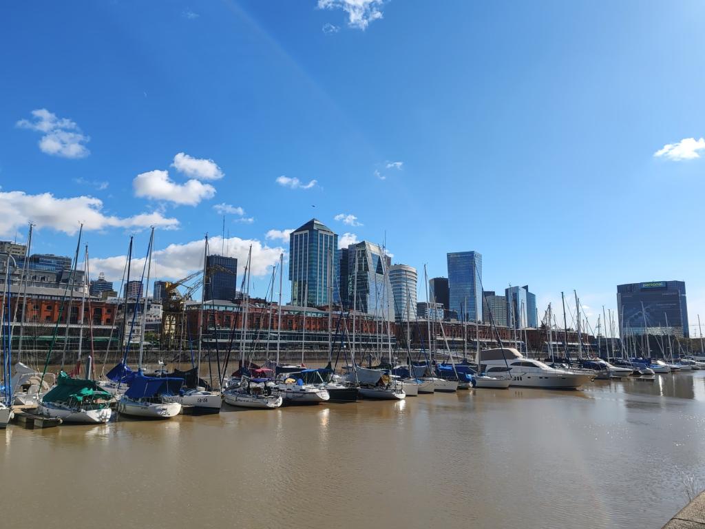 Pilvenpiirtäjiä ja veneitä Puerto Mederossa | Buenos Aires, Argentiinan viehättävä pääkaupunki | InTravel blogi