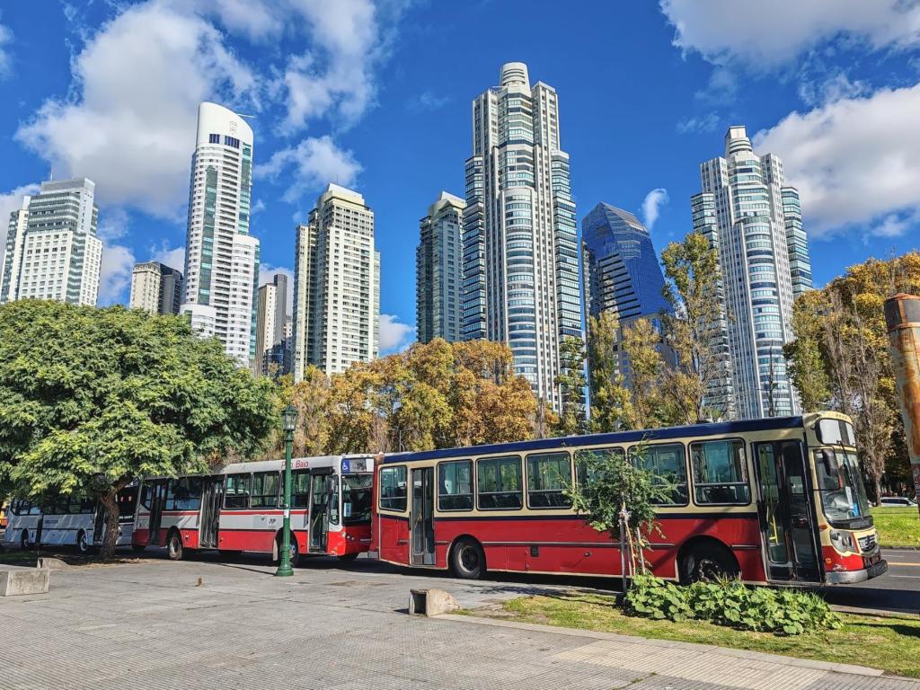 Pilvenpiirtäjiä ja busseja Puerto Maderossa | Buenos Aires, Argentiinan viehättävä pääkaupunki | InTravel blogi