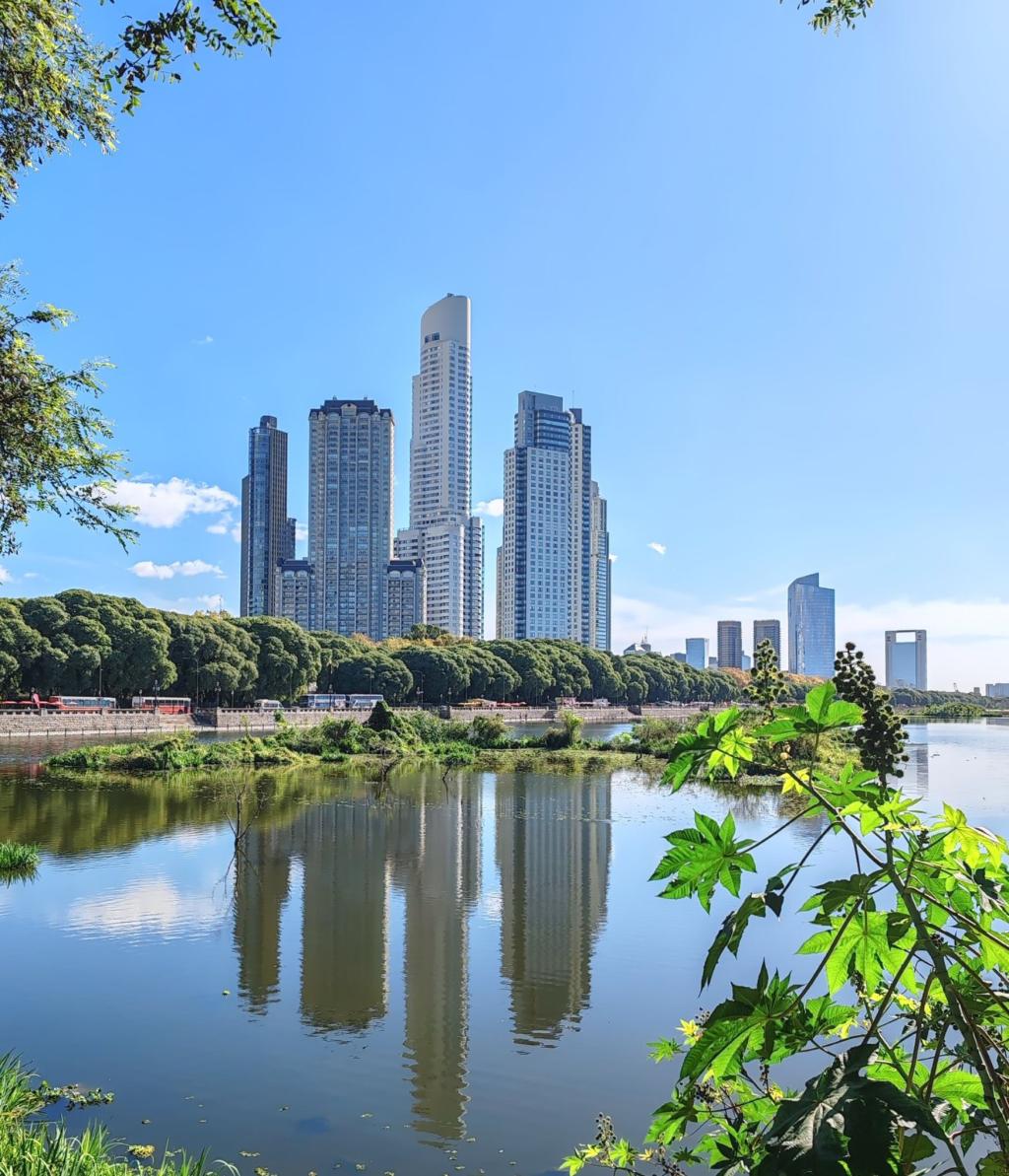 Pilvenpiirtäjiä ja heijastus Puerto Maderossa | Buenos Aires, Argentiinan viehättävä pääkaupunki | InTravel blogi