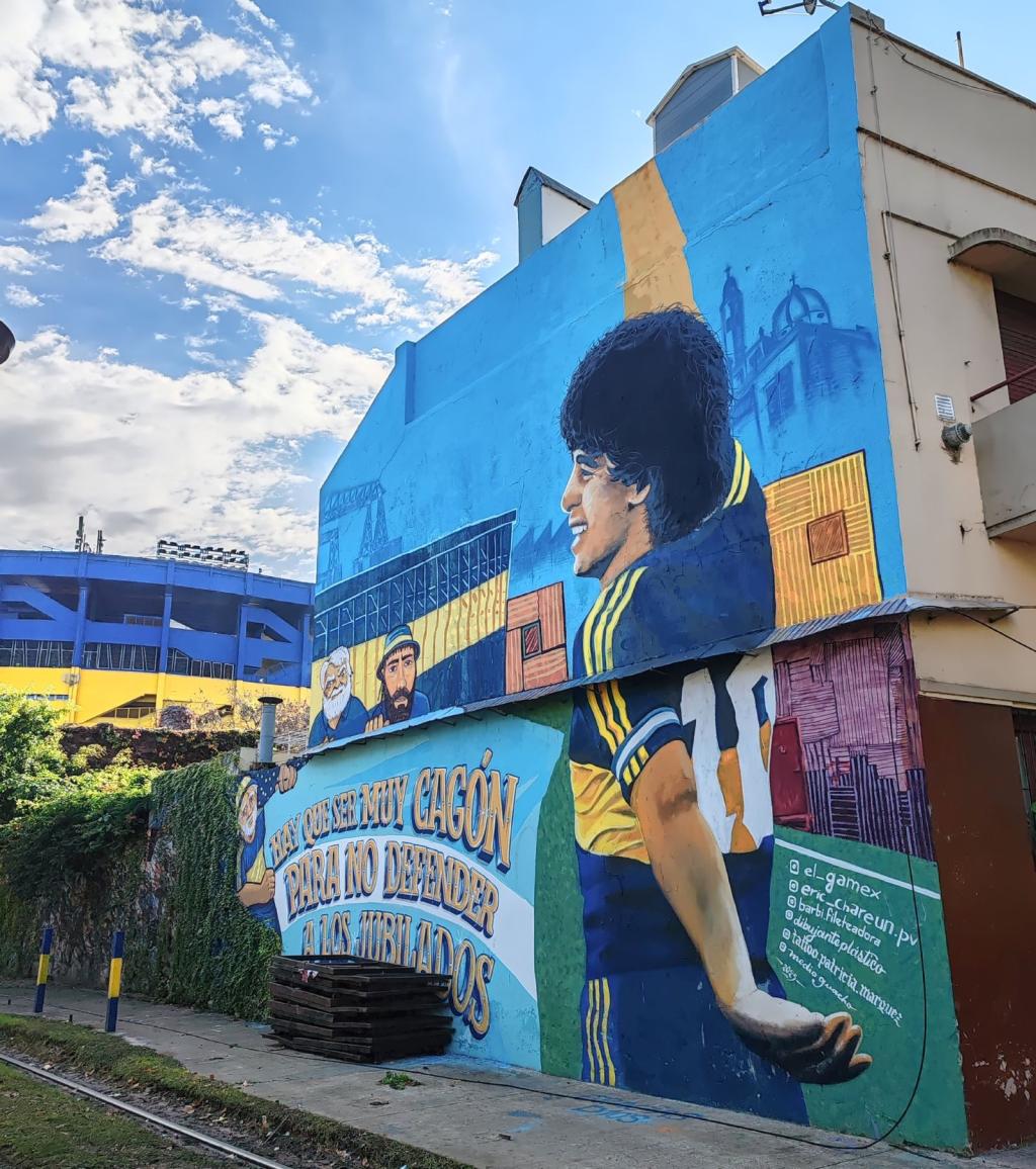 Jalkapallomuraali La Bombonera stadionin vieressä La Bocassa | Buenos Aires, Argentiinan viehättävä pääkaupunki | InTravel blogi