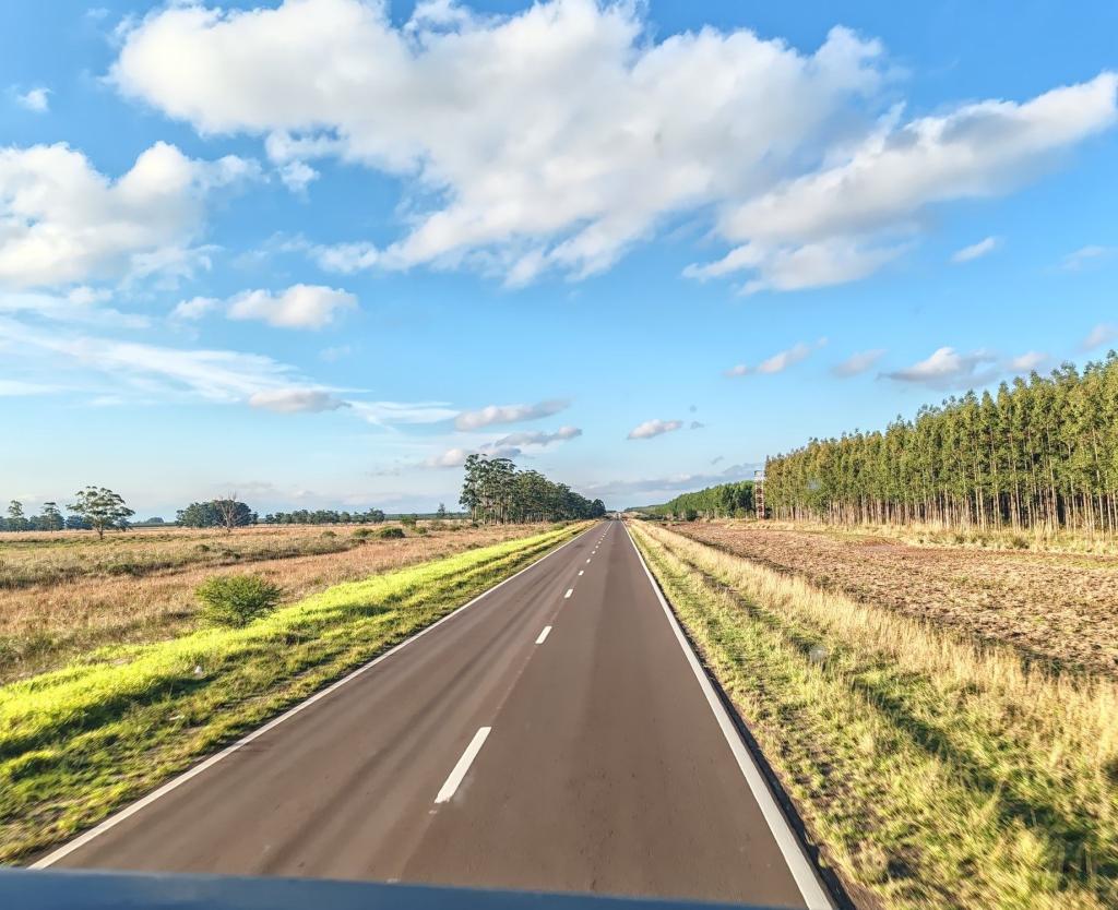 InTravel - Uruguay: Colonia del Sacramento, Montevideo ja Rivera Maisema bussin ikkunasta Pohjois-Argentiinassa | InTravel matkablogi