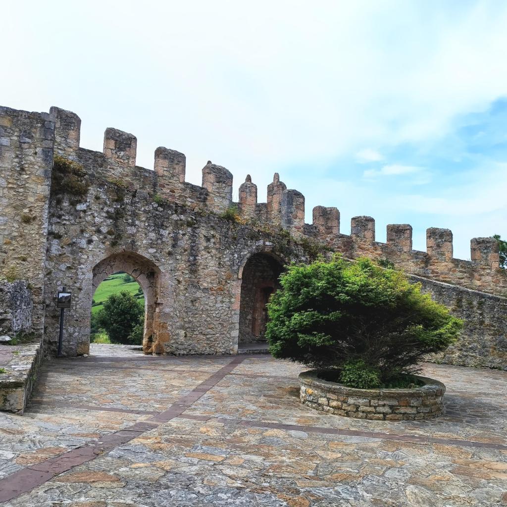 InTravel - Luoteis-Espanjan hurmaa rannikkomaisemilla, vehreydellä ja historiallisilla kaupungeilla Fortress walls in San Vicente de la Barquera, Cantabria, Spain