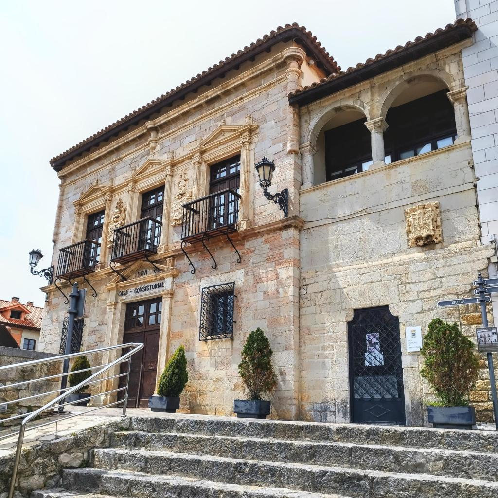 InTravel - Luoteis-Espanjan hurmaa rannikkomaisemilla, vehreydellä ja historiallisilla kaupungeilla San Vicente Town Hall, San Vicente de la Barquera, Cantabria, Spain