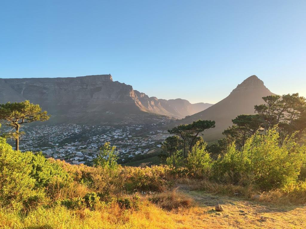 InTravel - Monipuolinen Kapkaupunki on Etelä-Afrikan kaunein kaupunkilomakohde Pöytävuori ja Lion's Head laskevan auringon valossa | Kapkaupunki on Etelä-Afrikan kaunein kaupunkikohde | InTravel blogi