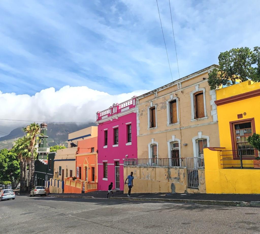 Bo-Kaapin alueen värikkäitä rakennuksia | Kapkaupunki on Etelä-Afrikan kaunein kaupunkikohde | InTravel blogi