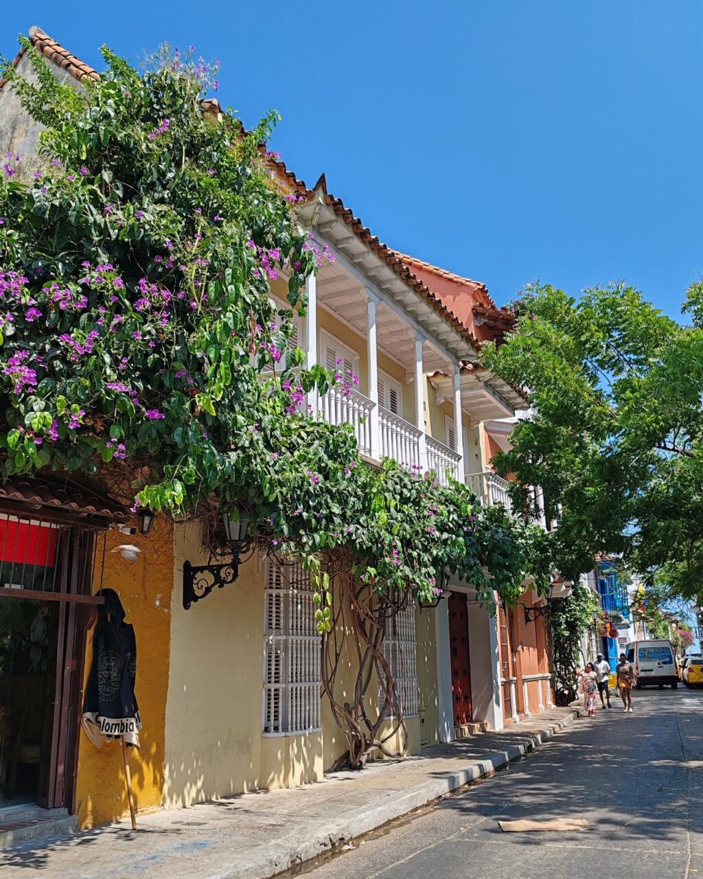 InTravel - Kolumbian ihastuttava Cartagena on täynnä värejä ja siirtomaa-ajan historiaa Katumaisema Cartagenan historiallisessa keskustassa | Kolumbia | InTravel blogi