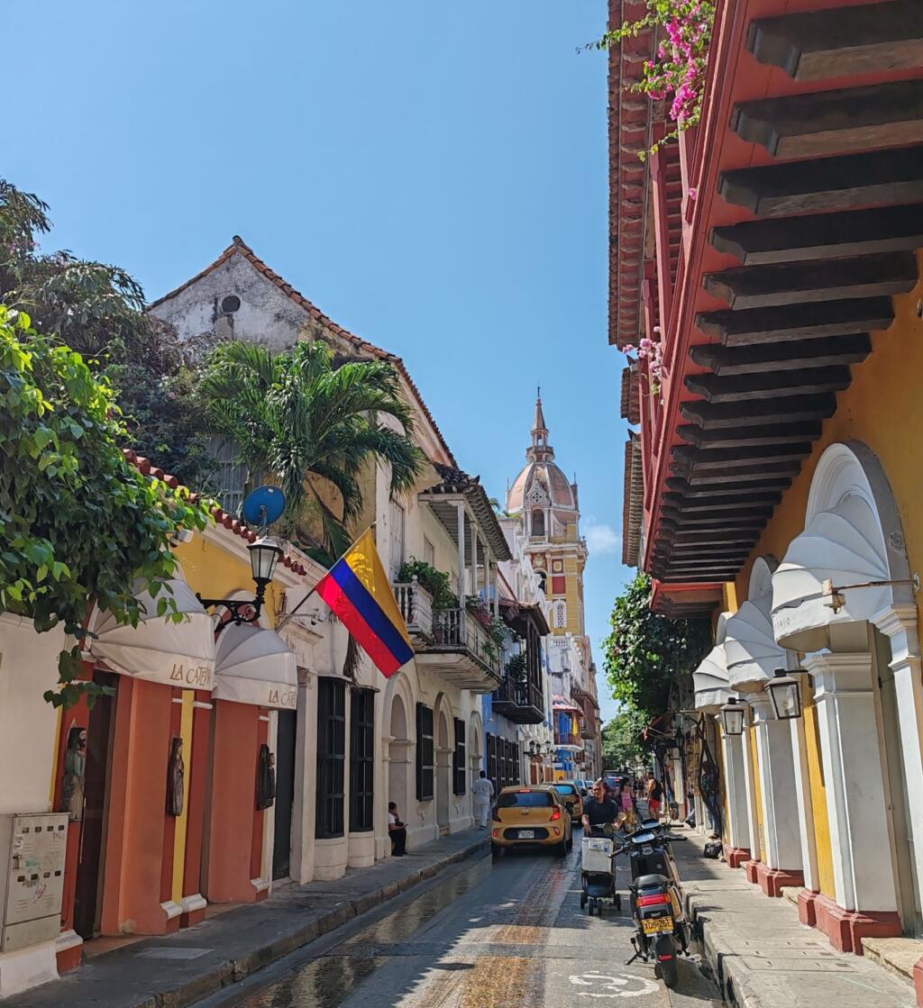 InTravel - Kolumbian ihastuttava Cartagena on täynnä värejä ja siirtomaa-ajan historiaa Katumaisema Cartagenan historiallisessa keskustassa | Kolumbia | InTravel blogi