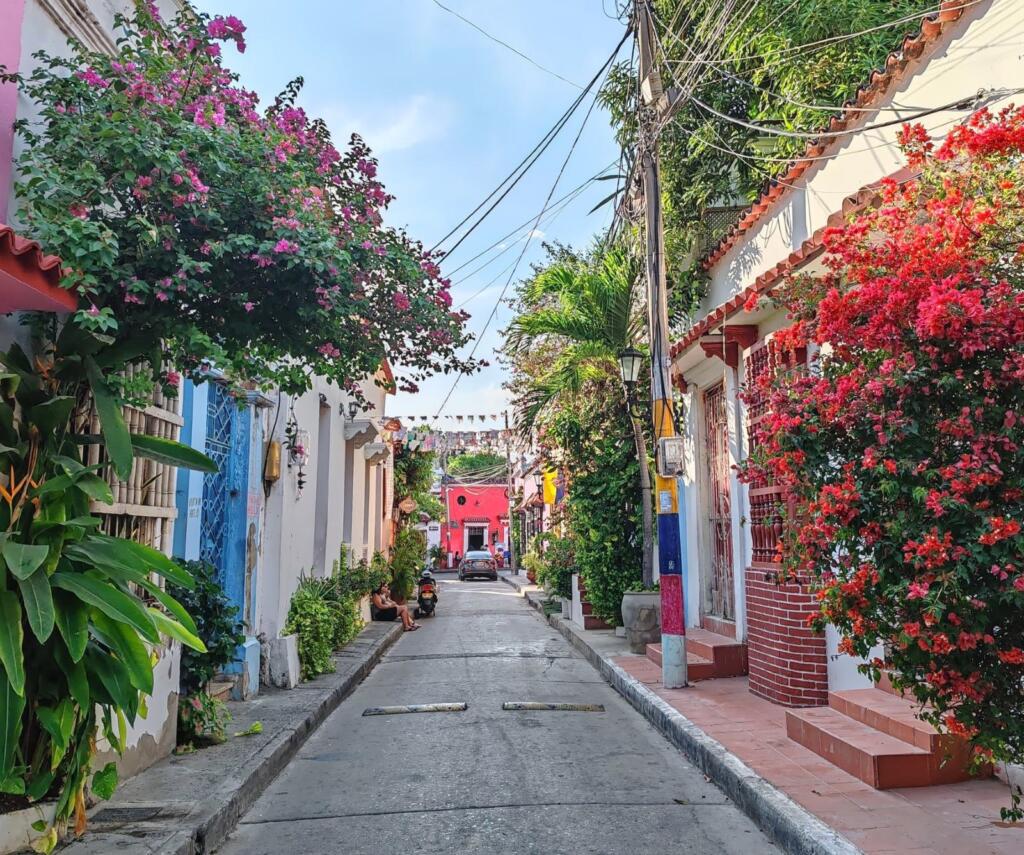 InTravel - Kolumbian ihastuttava Cartagena on täynnä värejä ja siirtomaa-ajan historiaa Värikäs katu Getsemasissa | Ihastuttava Cartagena, Kolumbia | InTravel blogi