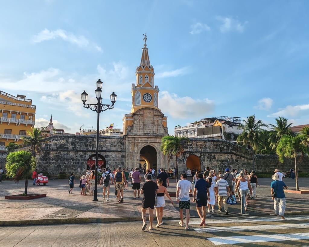 InTravel - Kolumbian ihastuttava Cartagena on täynnä värejä ja siirtomaa-ajan historiaa Kaupunginportti ja kellotorni | Ihastuttava Cartagena, Kolumbia | InTravel blogi