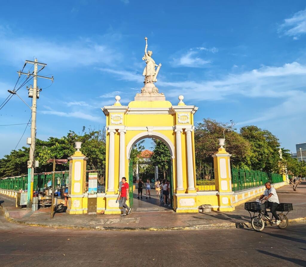 InTravel - Kolumbian ihastuttava Cartagena on täynnä värejä ja siirtomaa-ajan historiaa Portti Parque Centenario puitoon | Ihastuttava Cartagena, Kolumbia | InTravel blogi