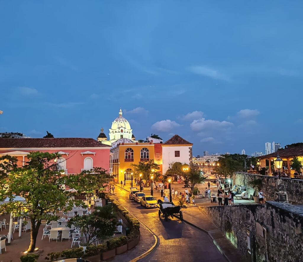 InTravel - Kolumbian ihastuttava Cartagena on täynnä värejä ja siirtomaa-ajan historiaa Vanhan kaupungin muureilta avautuu kauniita maisemia | Ihastuttava Cartagena, Kolumbia | InTravel blogi