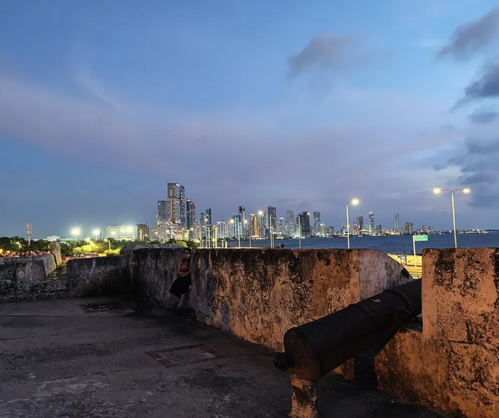 InTravel - Kolumbian ihastuttava Cartagena on täynnä värejä ja siirtomaa-ajan historiaa Cartagenan muureilla auringonlaskun jälkeen | Ihastuttava Cartagena, Kolumbia | InTravel blogi