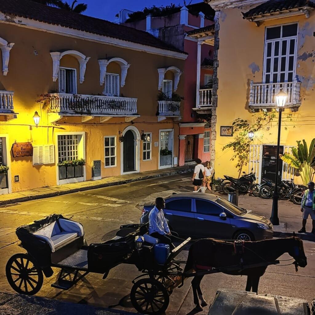 InTravel - Kolumbian ihastuttava Cartagena on täynnä värejä ja siirtomaa-ajan historiaa Hevosvankkurit vanhassa keskustassa | Ihastuttava Cartagena, Kolumbia | InTravel blogi
