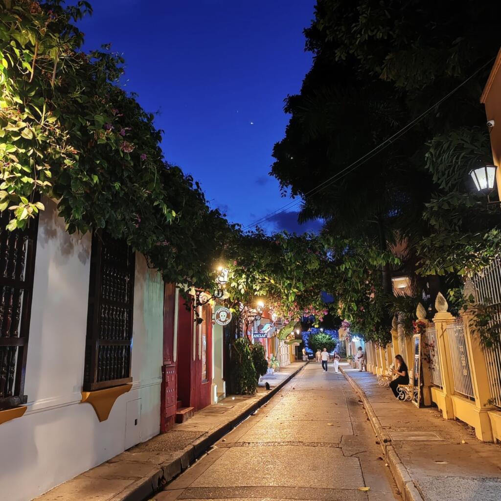InTravel - Kolumbian ihastuttava Cartagena on täynnä värejä ja siirtomaa-ajan historiaa Kaunis katu vanhassa keskustassa | Ihastuttava Cartagena, Kolumbia | InTravel blogi