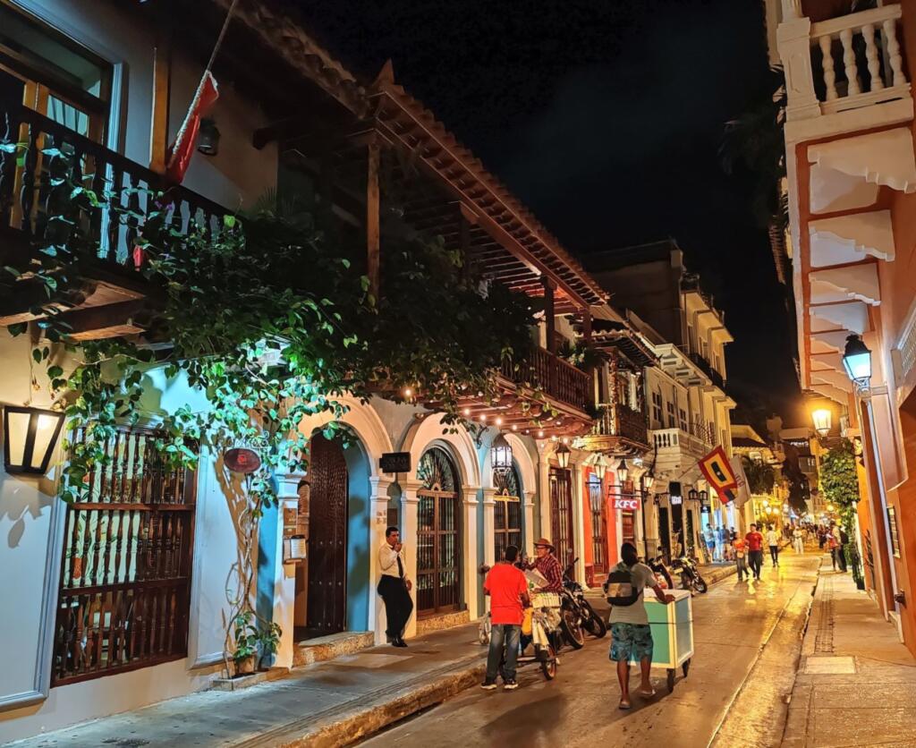 InTravel - Kolumbian ihastuttava Cartagena on täynnä värejä ja siirtomaa-ajan historiaa Vanhan keskustan iltatunnelmaa | Ihastuttava Cartagena, Kolumbia | InTravel blogi
