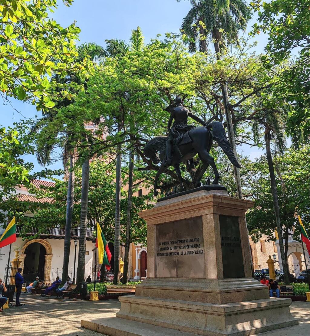 InTravel - Kolumbian ihastuttava Cartagena on täynnä värejä ja siirtomaa-ajan historiaa Simón Bolívar monumentti, Plaza de Bolivar | Ihastuttava Cartagena, Kolumbia | InTravel blogi