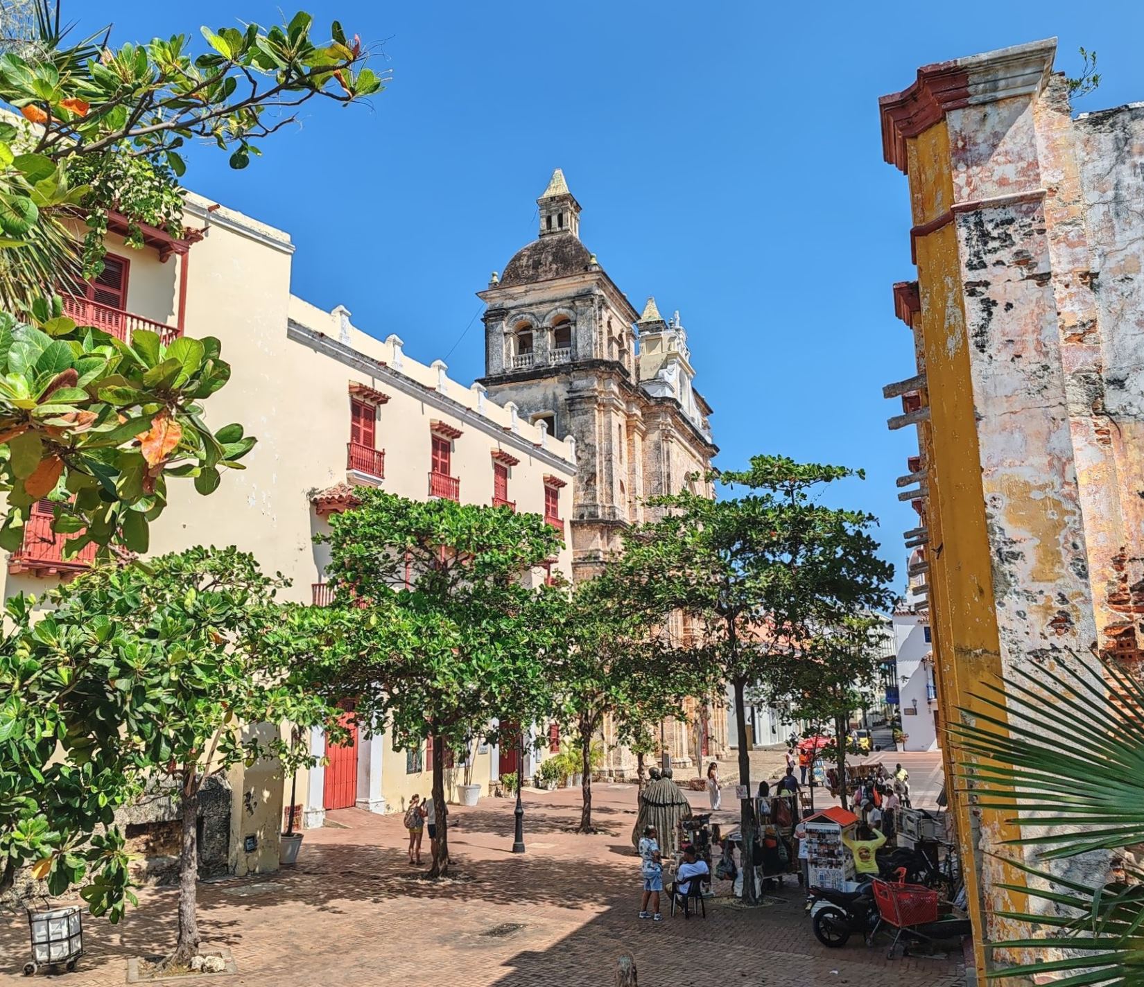 InTravel - Kolumbian ihastuttava Cartagena on täynnä värejä ja siirtomaa-ajan historiaa Näkymä muureilta Plaza San Pedro Claver aukiolle | Ihastuttava Cartagena, Kolumbia | InTravel blogi