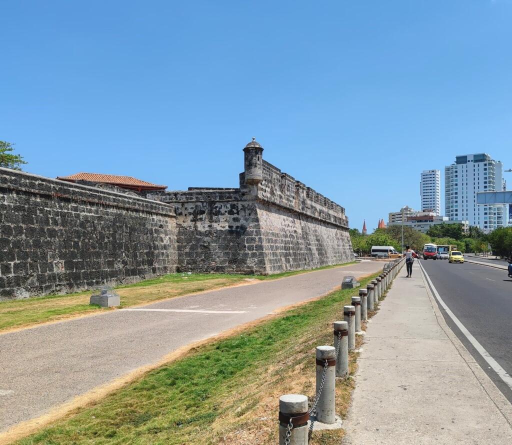 InTravel - Kolumbian ihastuttava Cartagena on täynnä värejä ja siirtomaa-ajan historiaa Muurit ulkopuolelta | Ihastuttava Cartagena, Kolumbia | InTravel blogi