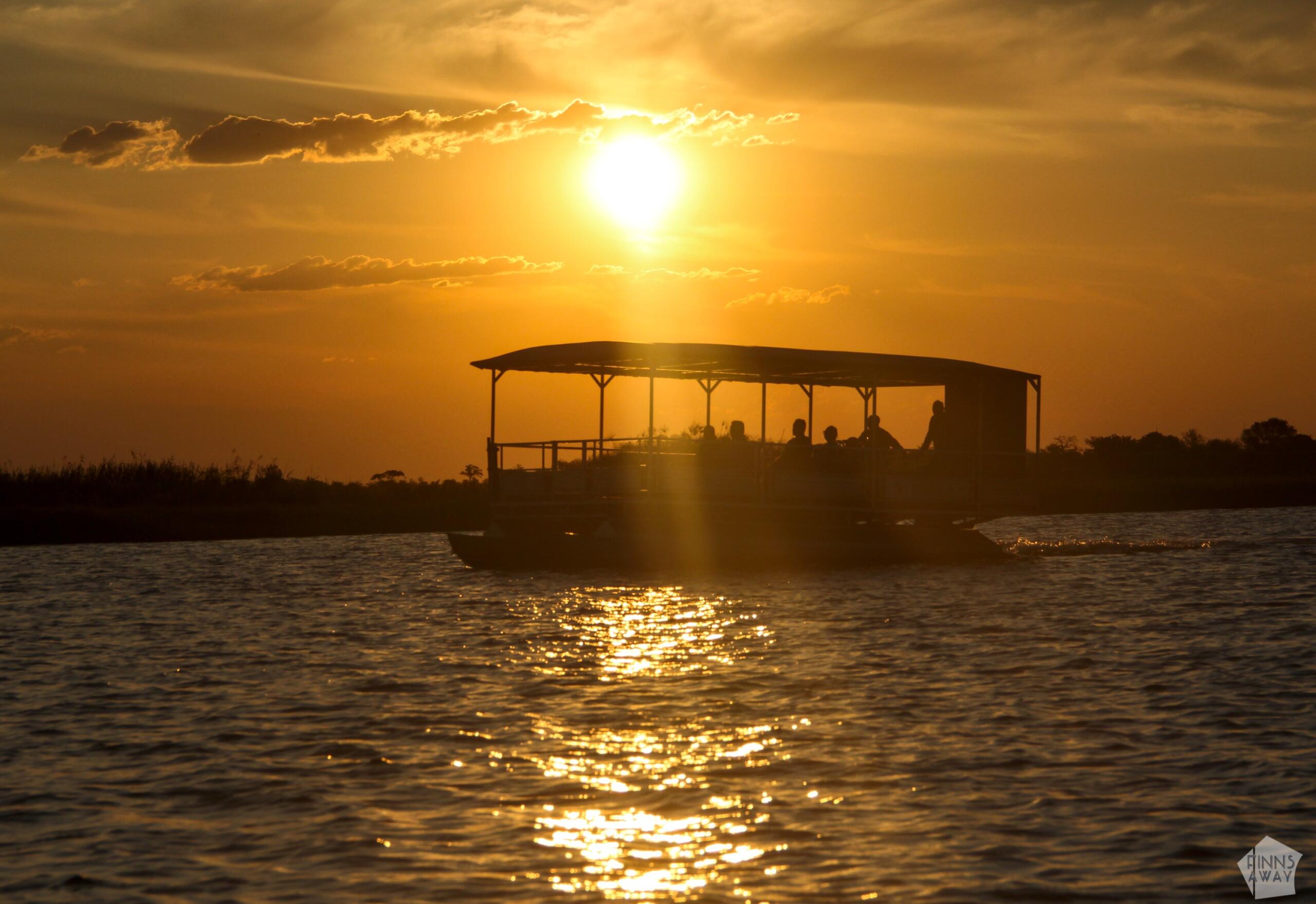 InTravel - Venesafari Chobe-joella Botswanassa Jokivene auringonlaskussa | Venesafari Chobe-joella Botswanassa | InTravel
