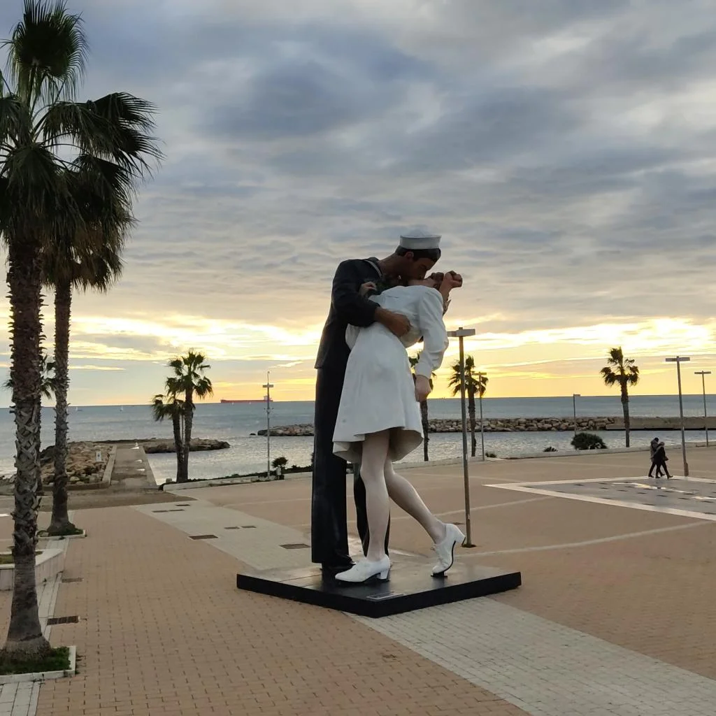 “Kissing in Memory of a Port” -patsas, Civitaveccia, Italia | InTravel