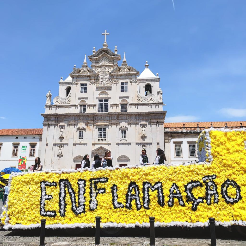 Queima das Fitas juhlan paraatikulkuneuvo | Road trip Portugalissa: Rannikkomaisemia, Tomar ja Coimbra | InTravel