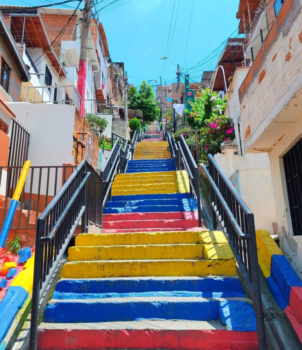 InTravel - Seikkailu Kolumbiassa vei suurkaupungeista rantakohteisiin Värikkäät portaat Comuna 13:ssa, Medellin | Kolumbia | InTravel blogi