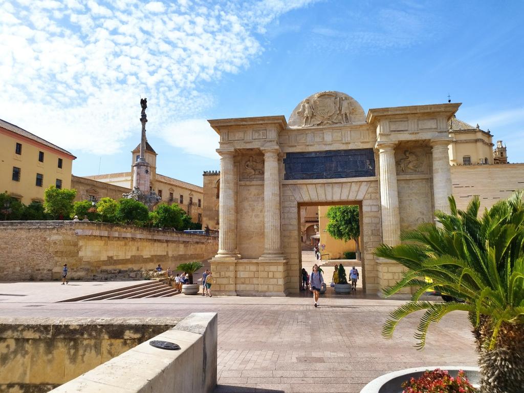 InTravel - Espanjasta Portugalin Elvasiin upean Córdoban kautta Puerta del Puente kaupunginportti, Cordoba | Road trip Espanjasta Portugaliin | InTravel