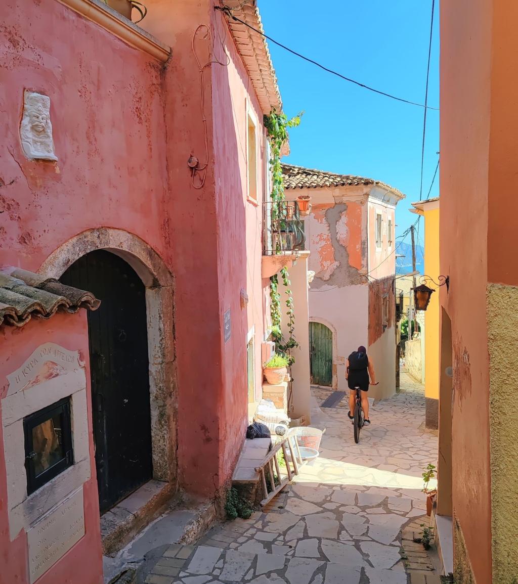 InTravel - Saaritunnelmaa Korfulla ja lemmikkivahtina Thessalonikissa Kreikassa Pyöräilemässä Lakonesin kylän kujilla Korfulla | Autolla Euroopassa: Korfu ja Thessaloniki Kreikassa | InTravel