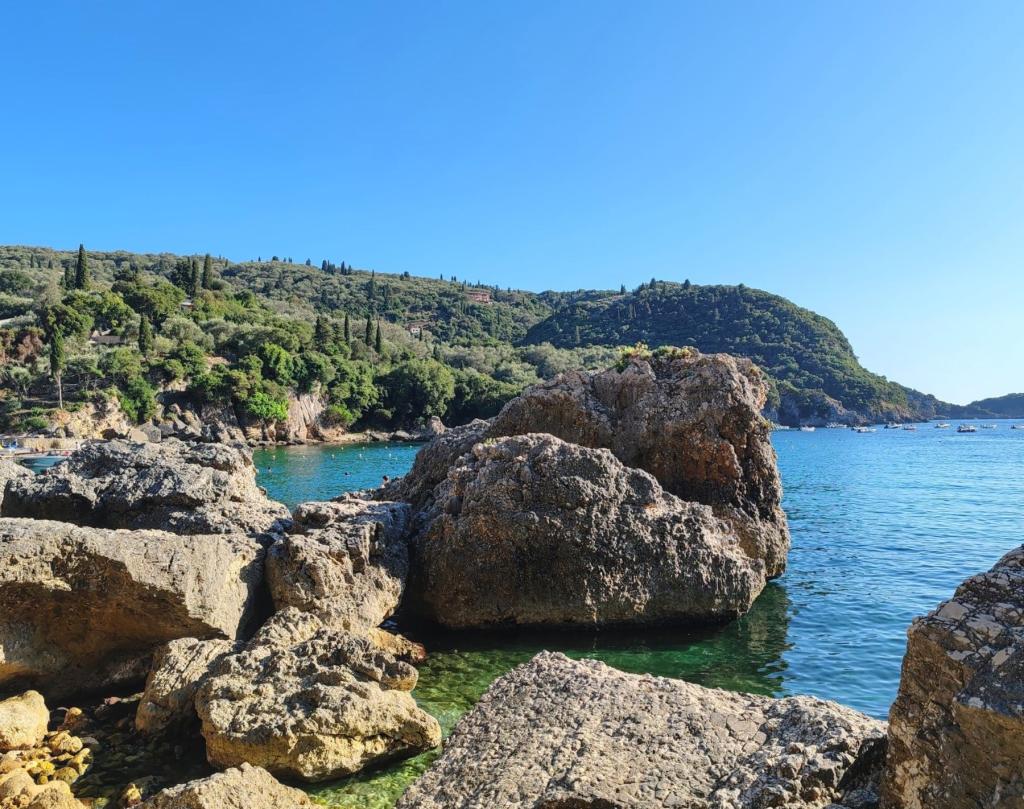 InTravel - Saaritunnelmaa Korfulla ja lemmikkivahtina Thessalonikissa Kreikassa Rantamaisema Korfulla | Autolla Euroopassa: Korfu ja Thessaloniki Kreikassa | InTravel