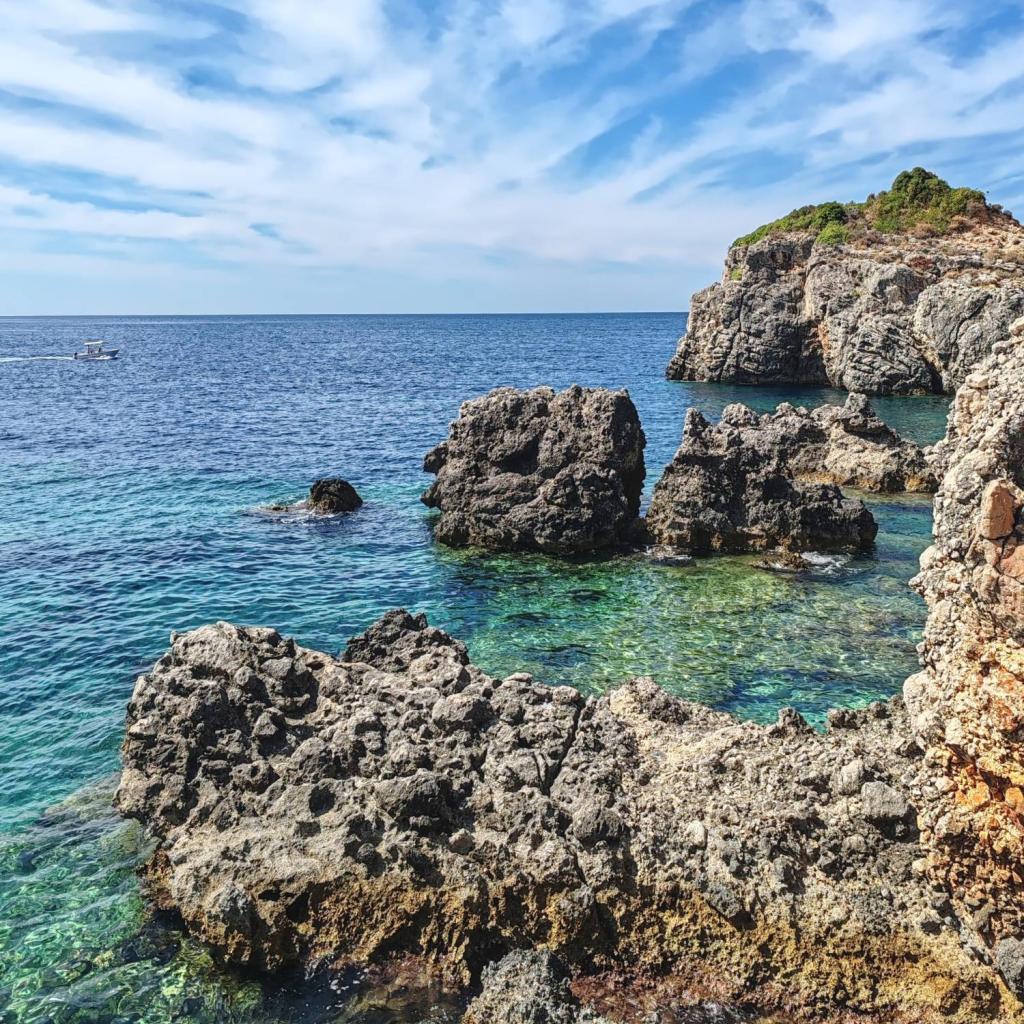 InTravel - Saaritunnelmaa Korfulla ja lemmikkivahtina Thessalonikissa Kreikassa Rantakallioita Korfulla | Autolla Euroopassa: Korfu ja Thessaloniki Kreikassa | InTravel