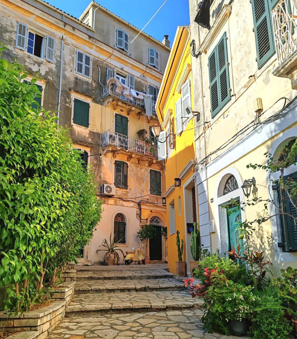 InTravel - Saaritunnelmaa Korfulla ja lemmikkivahtina Thessalonikissa Kreikassa Katumaisema Korfun vanhasta keskustasta | Autolla Euroopassa: Korfu ja Thessaloniki Kreikassa | InTravel