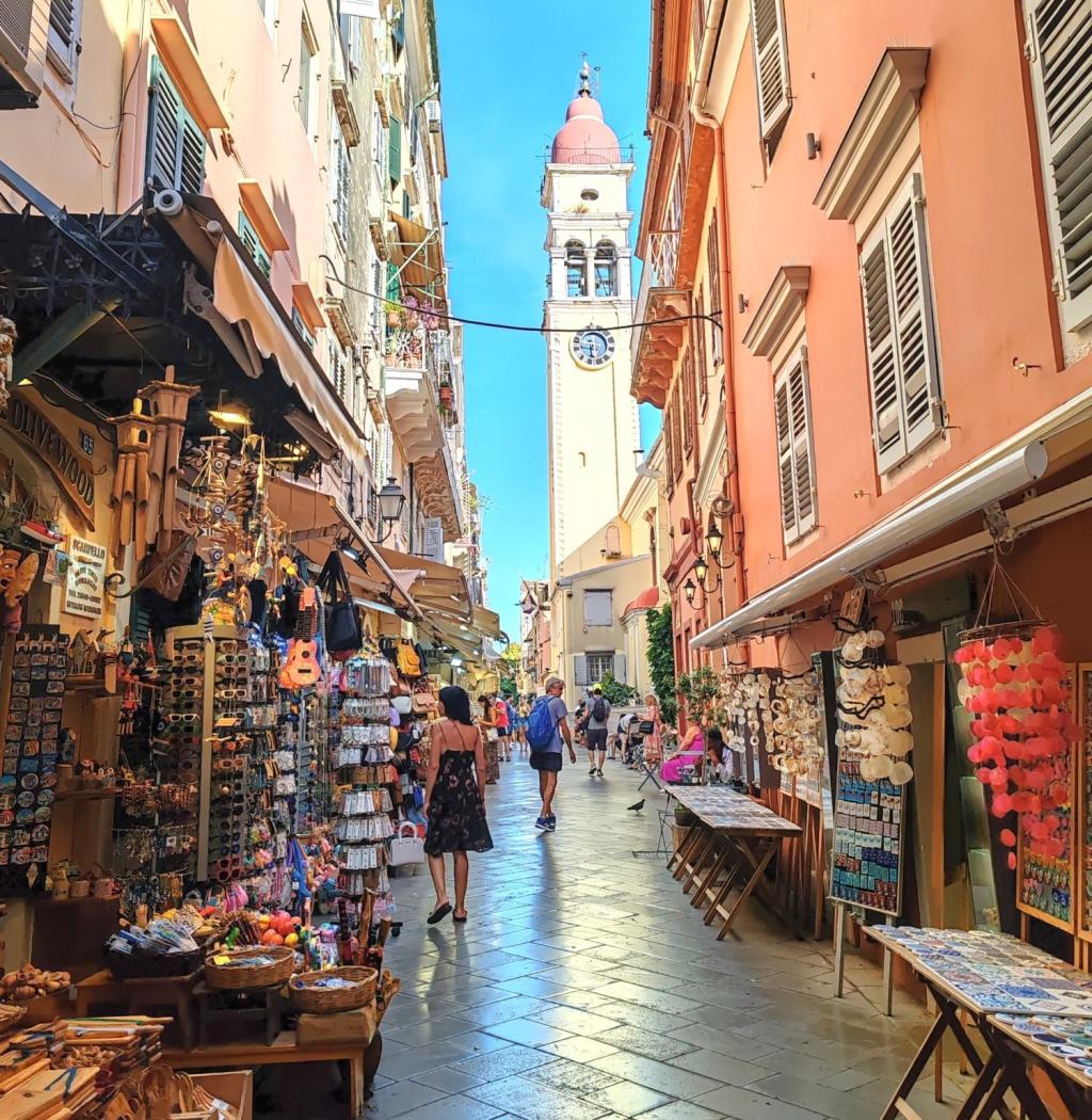 InTravel - Saaritunnelmaa Korfulla ja lemmikkivahtina Thessalonikissa Kreikassa Katumaisema Korfun vanhasta keskustasta | Autolla Euroopassa: Korfu ja Thessaloniki Kreikassa | InTravel