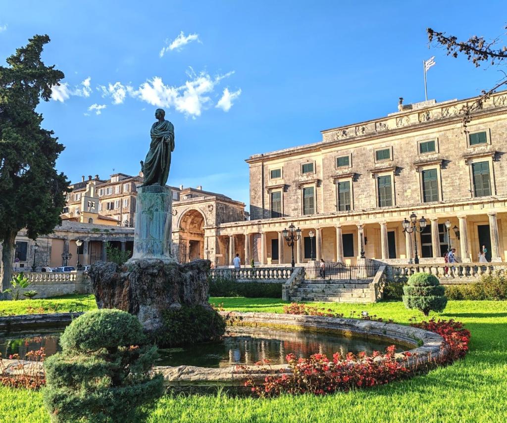 InTravel - Saaritunnelmaa Korfulla ja lemmikkivahtina Thessalonikissa Kreikassa Pyhän Mikaelin ja Pyhän Yrjön palatsi, Korfu | Autolla Euroopassa: Korfu ja Thessaloniki Kreikassa | InTravel