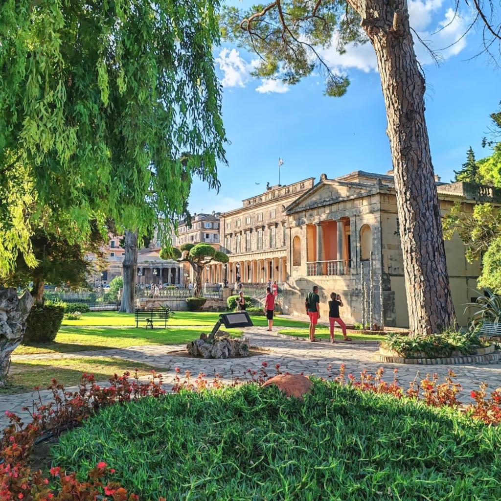 InTravel - Saaritunnelmaa Korfulla ja lemmikkivahtina Thessalonikissa Kreikassa Pyhän Mikaelin ja Pyhän Yrjön palatsi, Korfu | Autolla Euroopassa: Korfu ja Thessaloniki Kreikassa | InTravel
