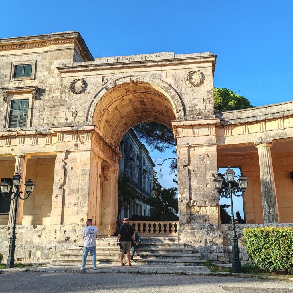 InTravel - Saaritunnelmaa Korfulla ja lemmikkivahtina Thessalonikissa Kreikassa Portti Garden of the Public puistoon Korfun vanhassa keskustassa | Autolla Euroopassa: Korfu ja Thessaloniki Kreikassa | InTravel