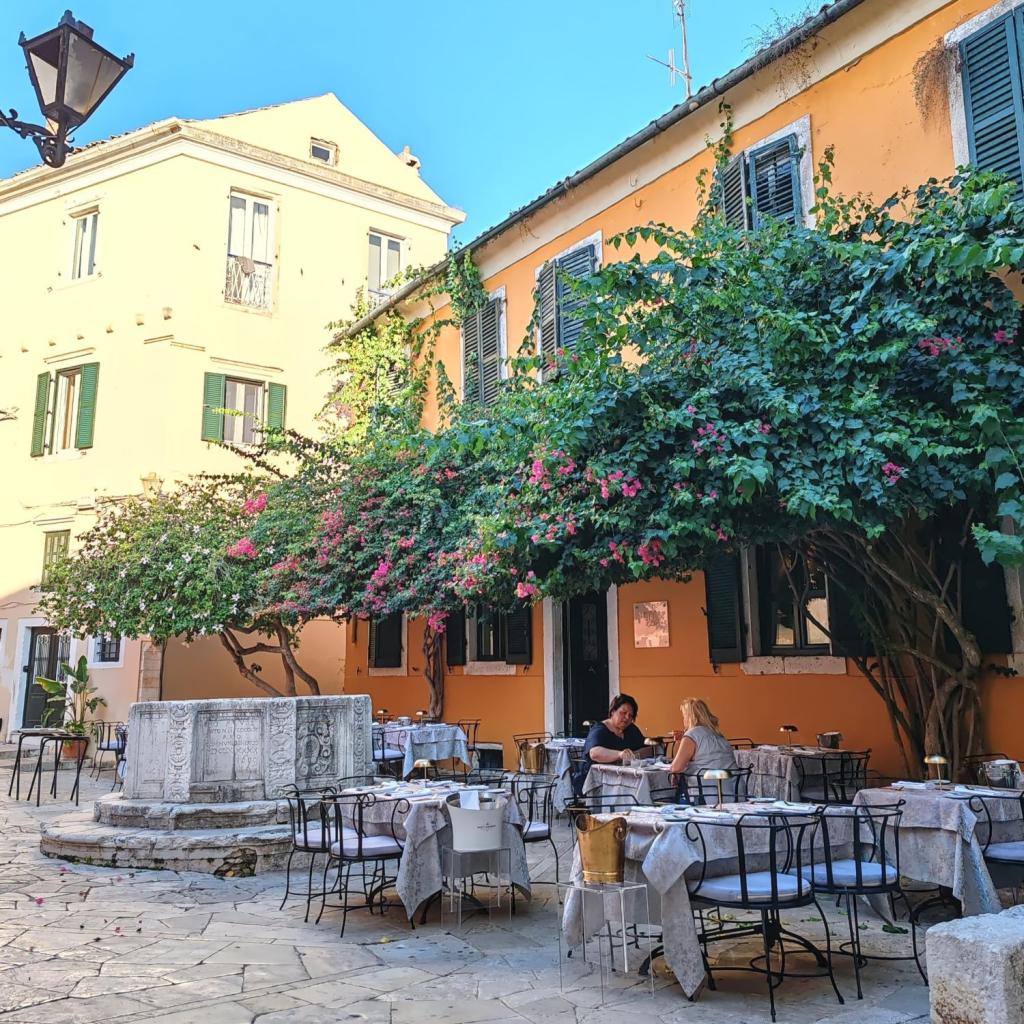 InTravel - Saaritunnelmaa Korfulla ja lemmikkivahtina Thessalonikissa Kreikassa Ravintolan terassi Korfun kaupungissa | Autolla Euroopassa: Korfu ja Thessaloniki Kreikassa | InTravel