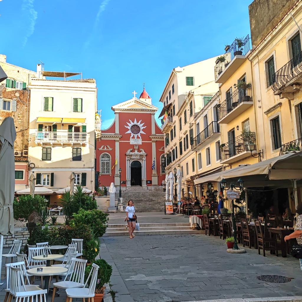 InTravel - Saaritunnelmaa Korfulla ja lemmikkivahtina Thessalonikissa Kreikassa Katumaisema Korfun vanhassa keskustassa | Autolla Euroopassa: Korfu ja Thessaloniki Kreikassa | InTravel