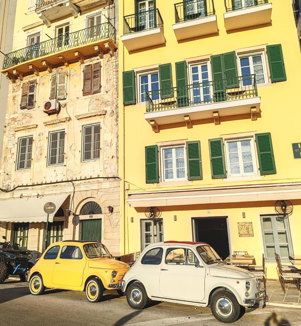 InTravel - Saaritunnelmaa Korfulla ja lemmikkivahtina Thessalonikissa Kreikassa Katumaisema Korfun vanhasta keskustasta | Autolla Euroopassa: Korfu ja Thessaloniki Kreikassa | InTravel