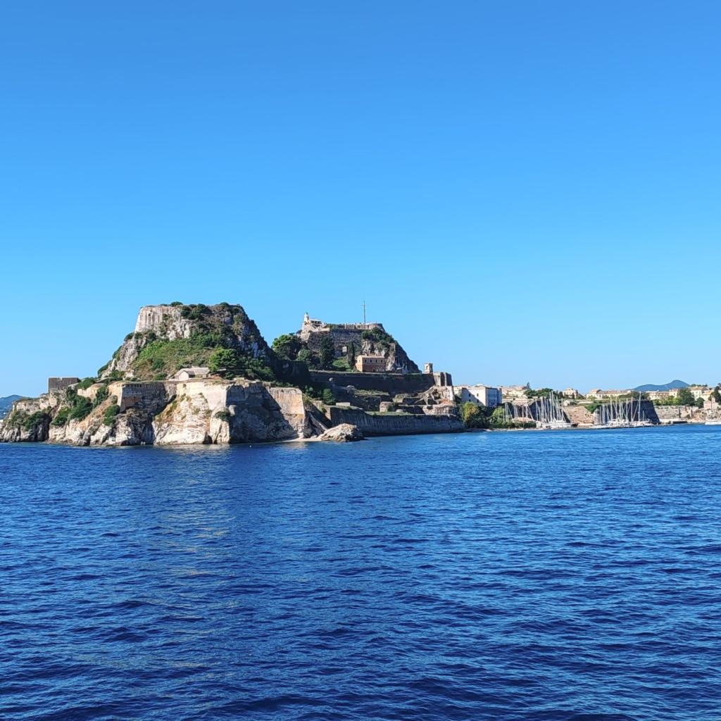 InTravel - Saaritunnelmaa Korfulla ja lemmikkivahtina Thessalonikissa Kreikassa Korfun vanha linnoitus lautalta kuvattuna | Autolla Euroopassa: Korfu ja Thessaloniki Kreikassa | InTravel
