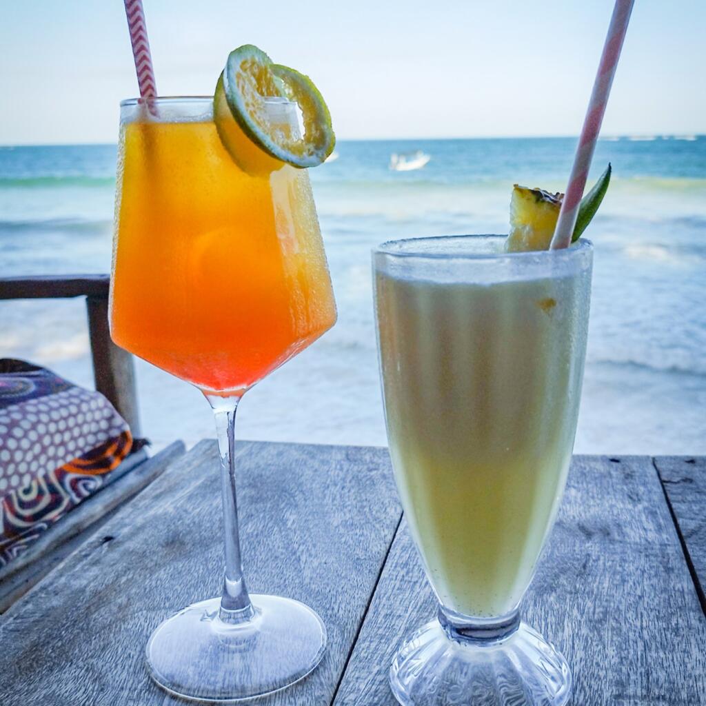 Drinkit rantabaarissa Diani Beachilla Keniassa | Postikortteja Mombasasta ja Diani Beachilta | InTravel