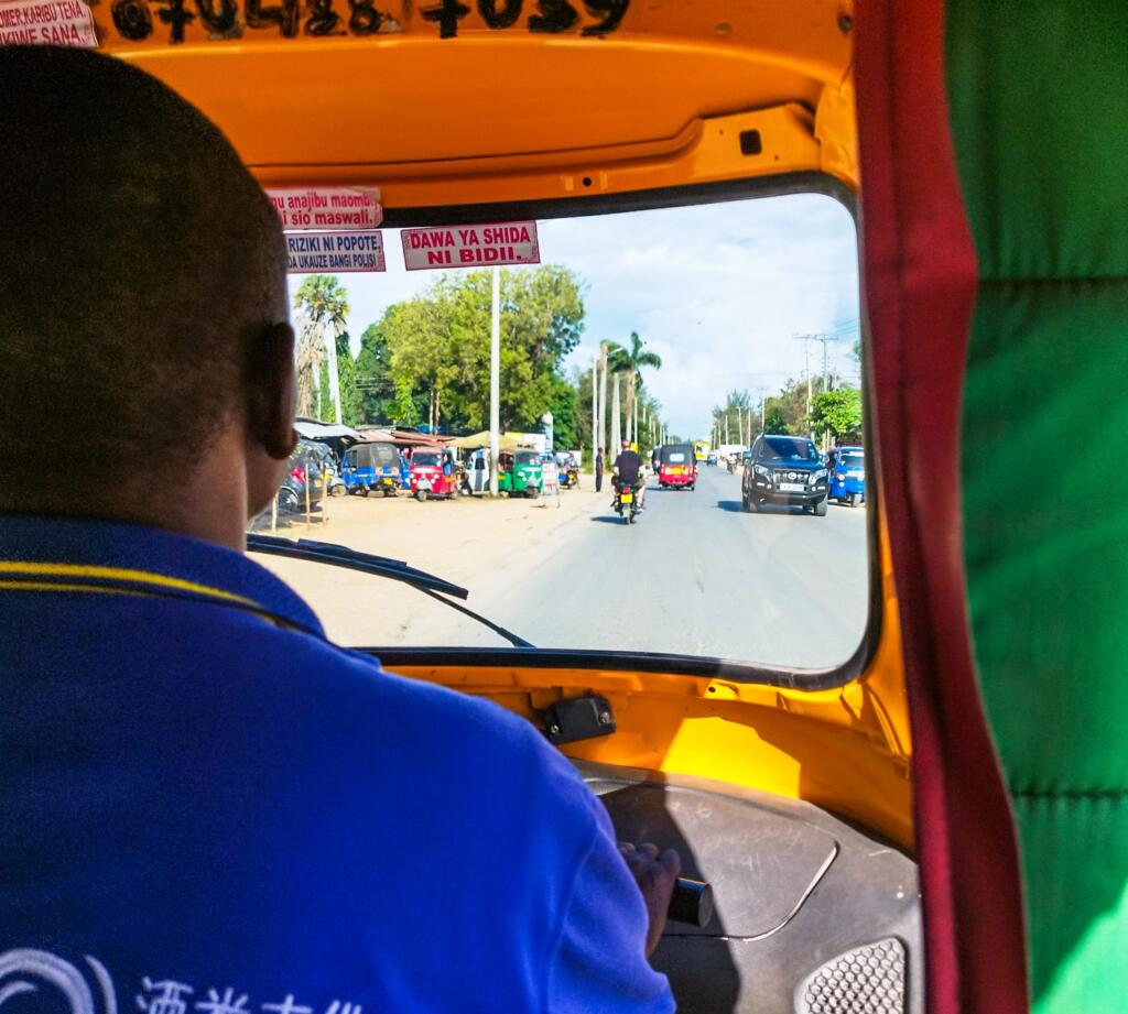 Tuk-tukin kyydissä, Diani Beach, Kenia | Postikortteja Mombasasta ja Diani Beachilta | InTravel