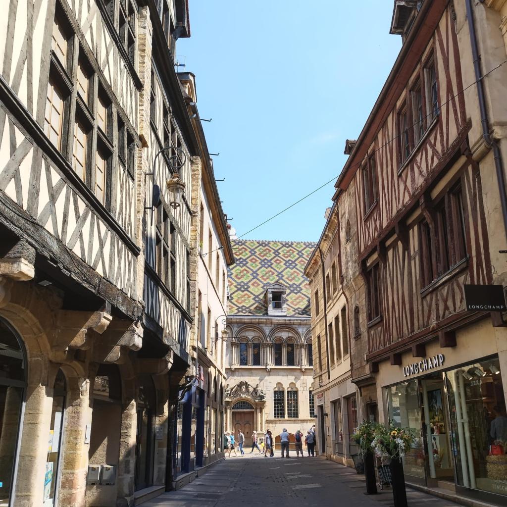 InTravel - Dijonin kautta Alsaceen ja halki Saksan kohti pohjoista Street view and one of the Burgundian polychrome roofs of Dijon | Road trip halki Saksan ja Ranskan | InTravel