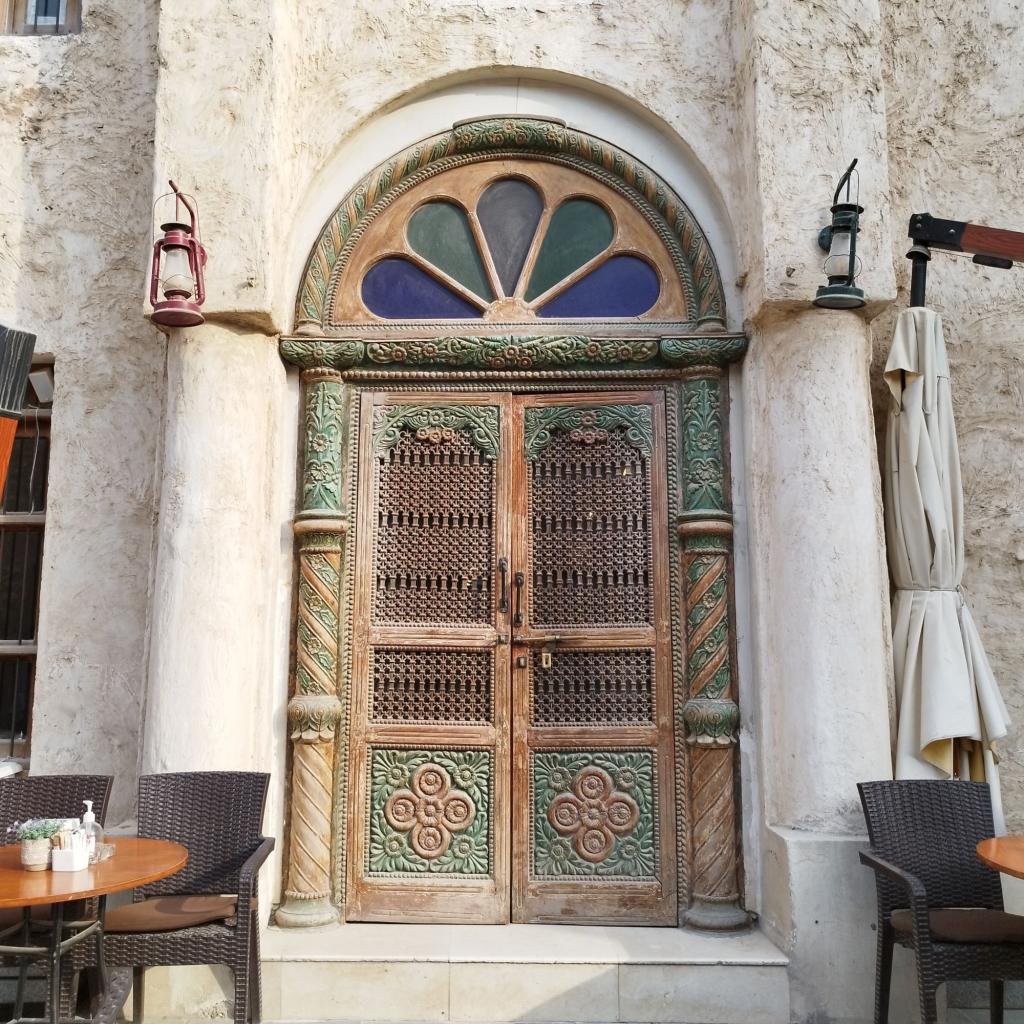 Decorated door in Souq Waqif, Doha, Qatar | Dohan stopoverin kautta Nairobiin | InTravel blogi