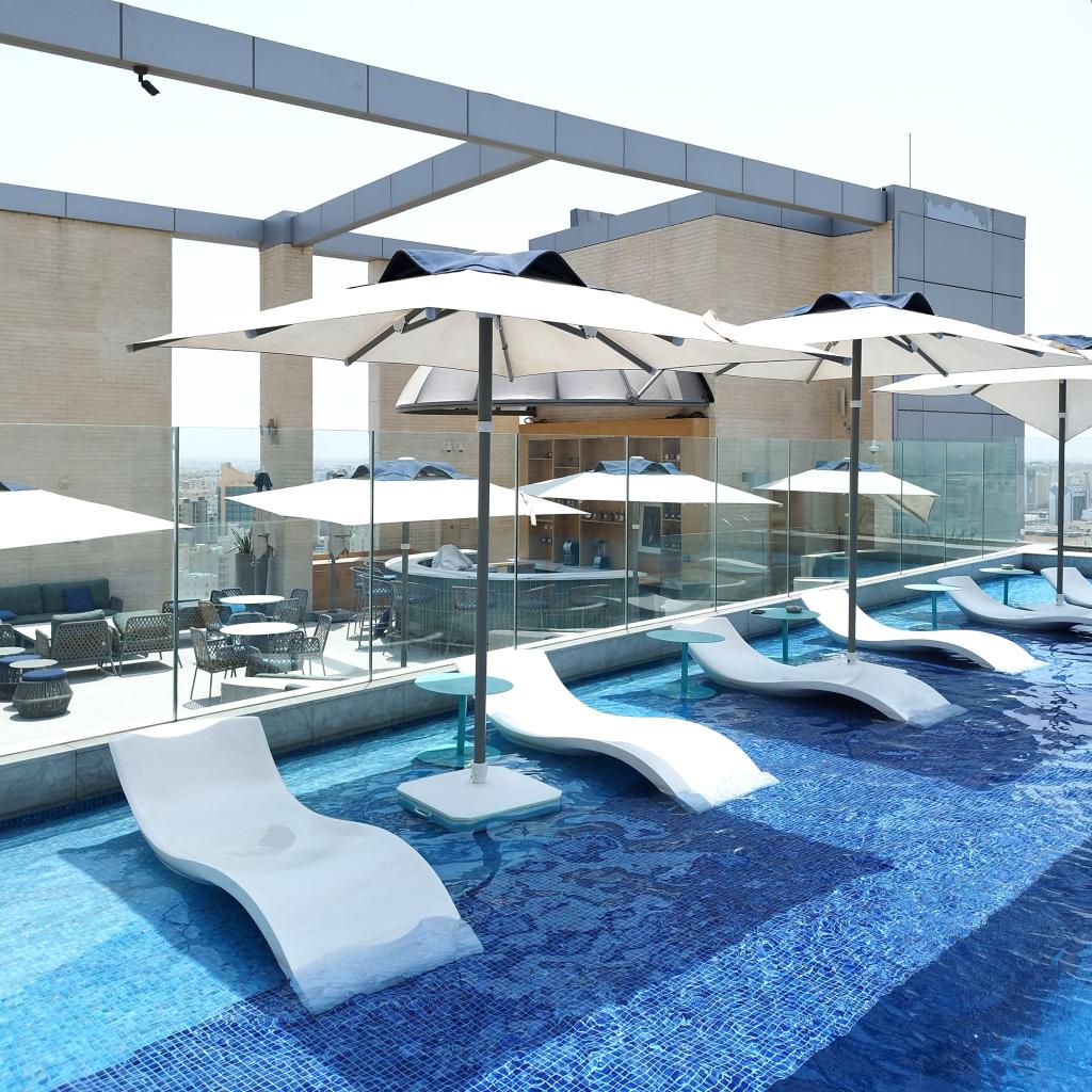 Rooftop pool in Hilton Hotel in Doha | Dohan stopoverin kautta Nairobiin | InTravel blogi
