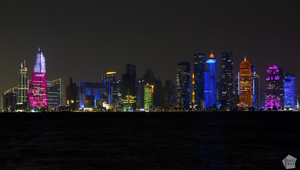Doha skyline, nightview | Dohan stopoverin kautta Nairobiin | InTravel blogi