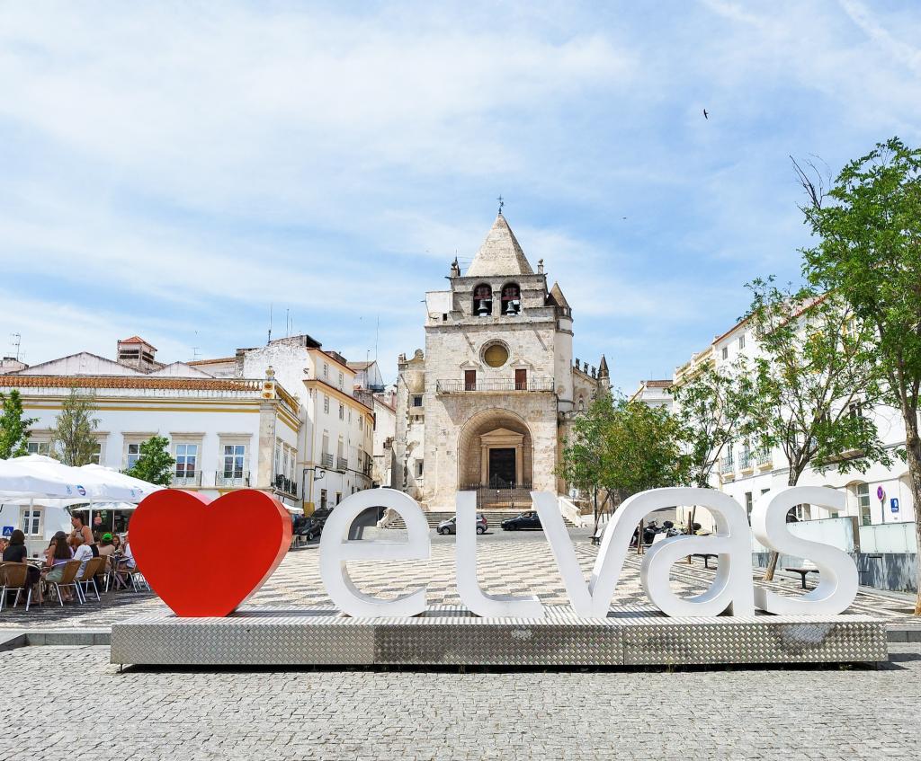 InTravel - Espanjasta Portugalin Elvasiin upean Córdoban kautta Elvasin keskusaukio ja kirkko | Road trip Espanjasta Portugaliin | InTravel