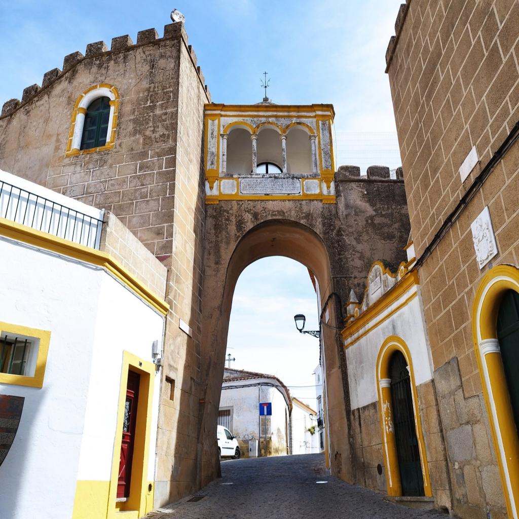 InTravel - Espanjasta Portugalin Elvasiin upean Córdoban kautta Arco de Santa Clara, Elvas | Road trip Espanjasta Portugaliin | InTravel