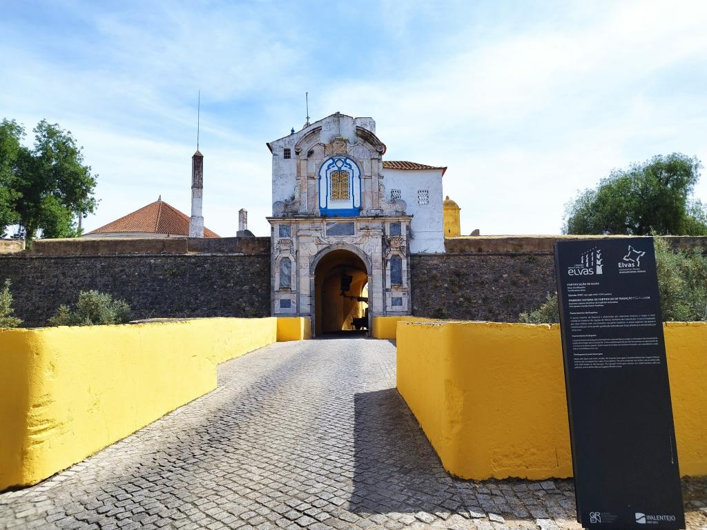 InTravel - Espanjasta Portugalin Elvasiin upean Córdoban kautta Elvasin muureja ja portti keskustaan | Road trip Espanjasta Portugaliin | InTravel