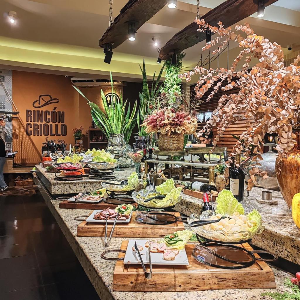Buffet at Novo Rodeio, Encarncion | Paraguay | InTravel matkablogi