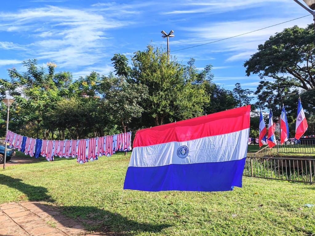 Paraguayn lippuja ja pelipaitoja, Encarncion | Paraguay | InTravel matkablogi